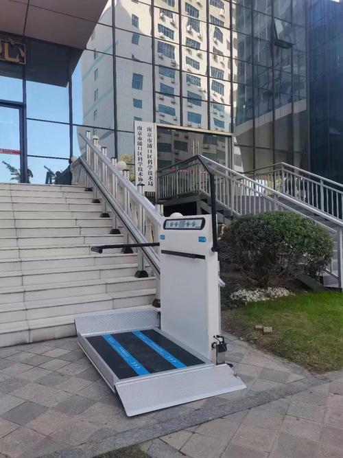 斜挂式残疾人升降机(垂直式无障碍升降平台)